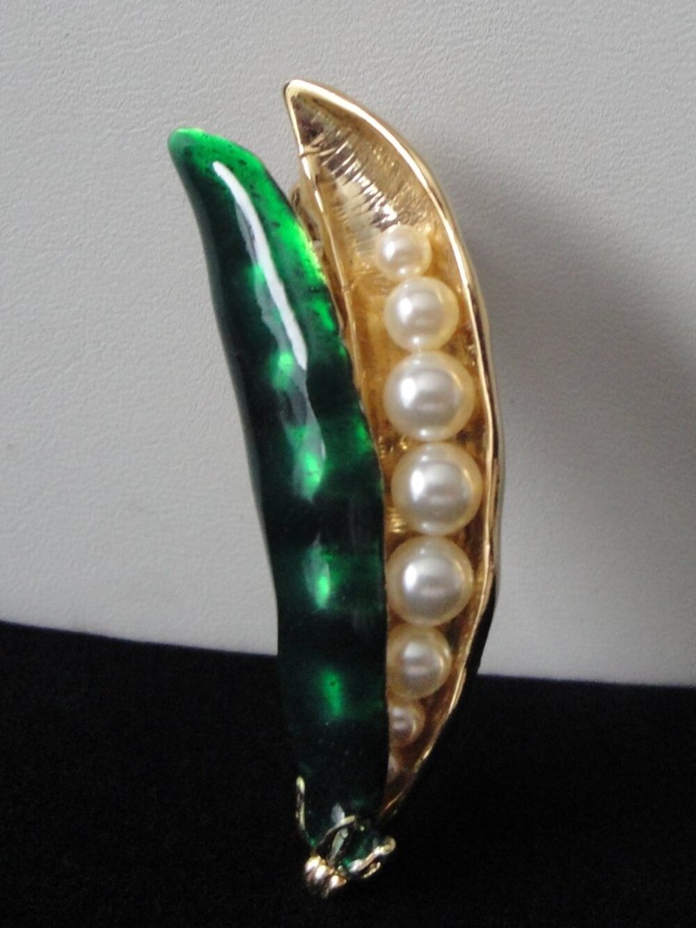 Vintage Green Pea Pod Brooch Pin